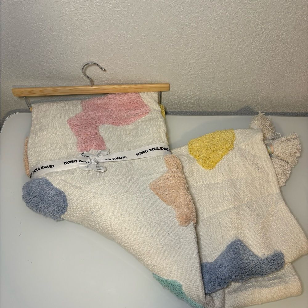 Pastel Easter bunny throw blanket with tassels NEW - Picture 4 of 5